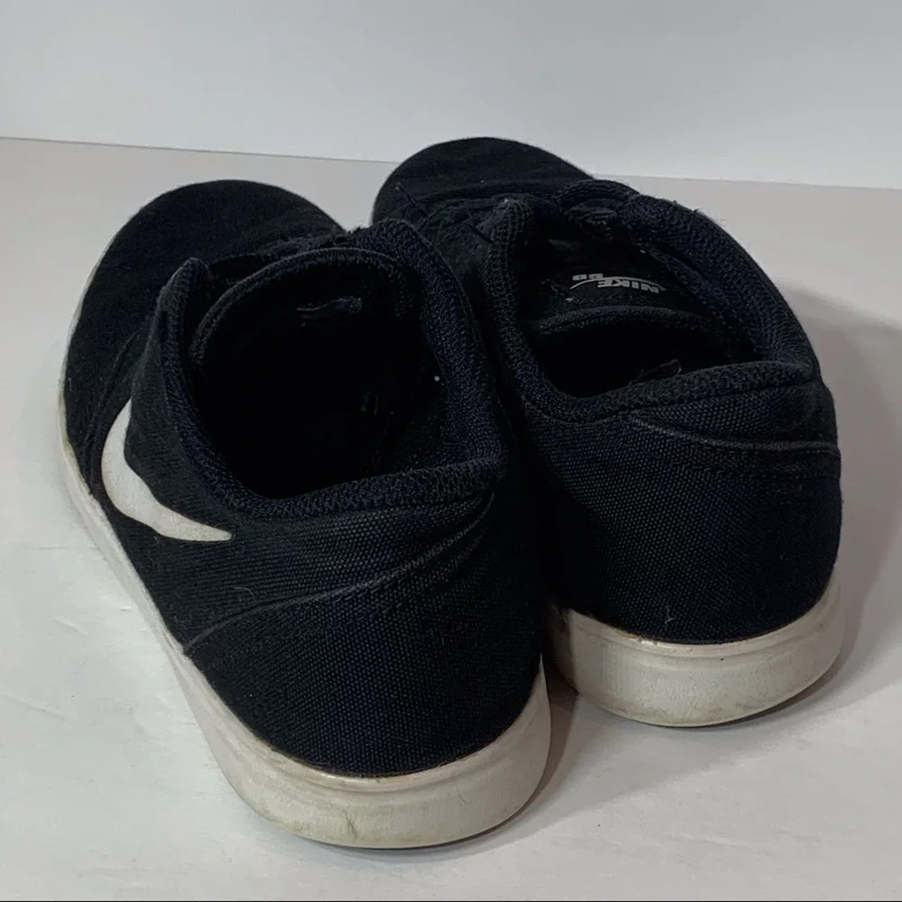 EUC Nike Black and White Canvas‎ Sneakers